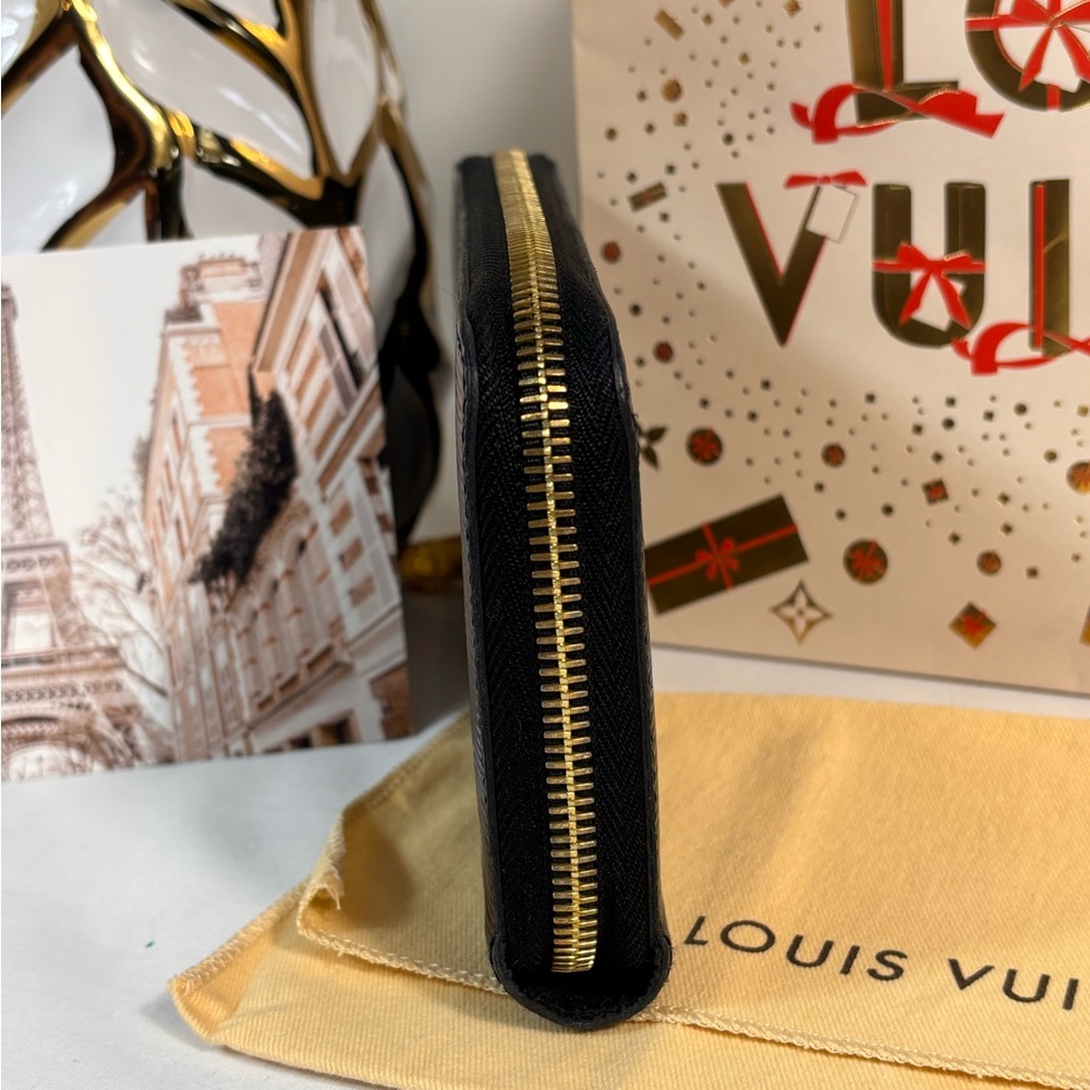 Absolutely Stunning Louis Vuitton Zippy Wallet Epi Noir - Picture 10 of 15